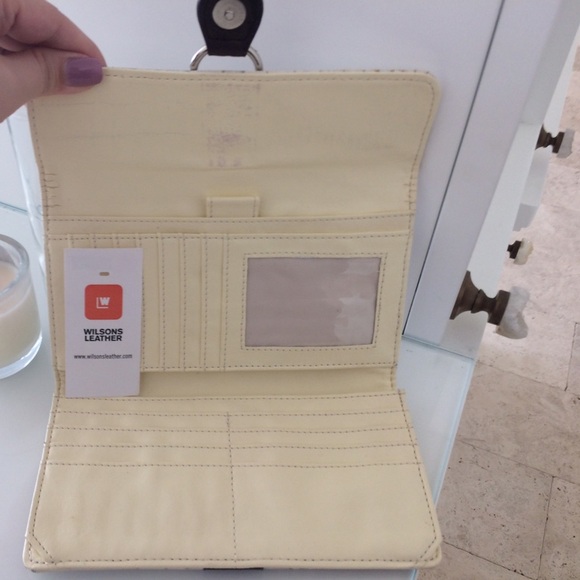 Lightly used beautiful animal print clutch/wallet! - Picture 4 of 4